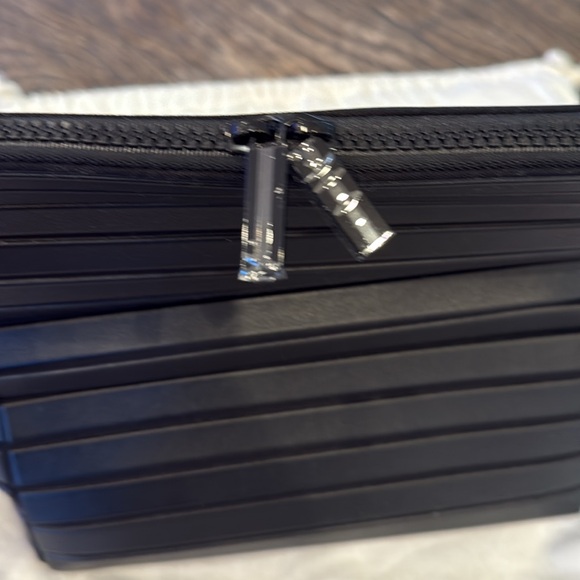 Parallelle The Large Traveller Toiletry/Cosmetic Bag - Picture 2 of 5